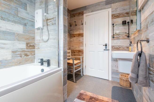 BATHROOM REAR