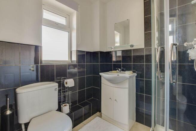 Ensuite to Bed 1