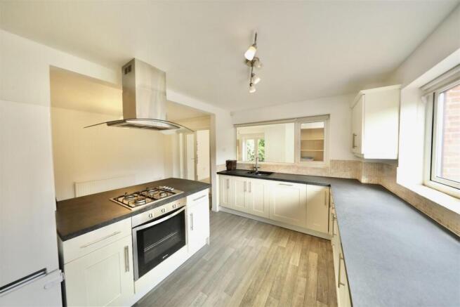 5 bed Detached for sale Image 5
