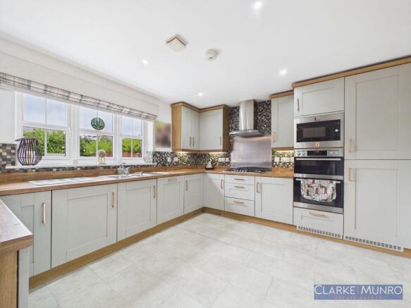 4 bed Detached for sale Image 8
