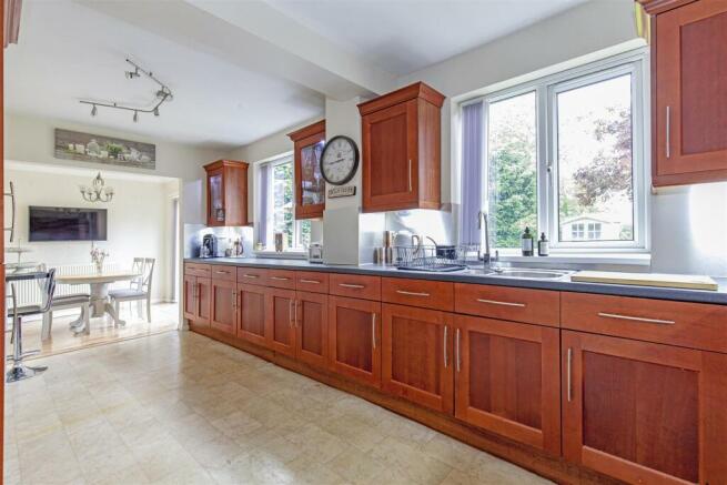Kitchen/ Breakfast Room