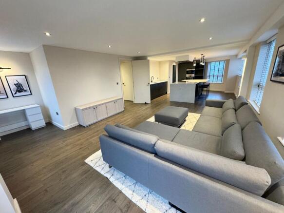 2 bed Penthouse to rent Image 11