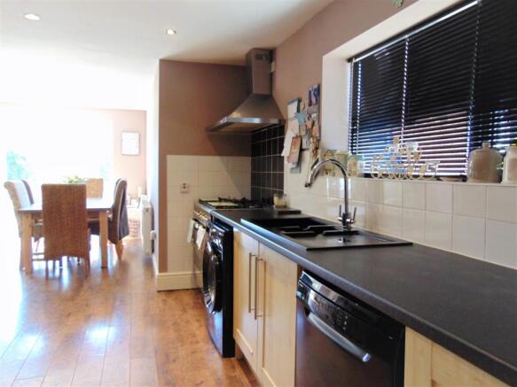Kitchen 2.JPG