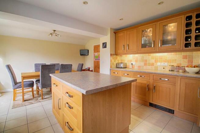 KITCHEN/DINING ROOM