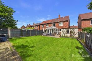 81, Denhale Avenue, Wakefield WF2 9EH
