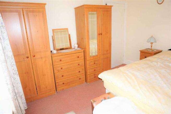 FRONT BEDROOM 1 :
