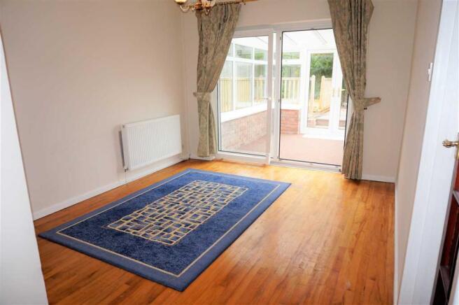 DINING ROOM :