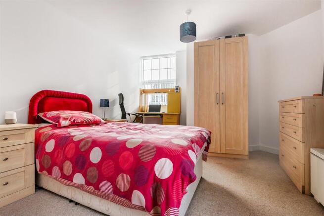 2 bed Apartment to rent Image 8