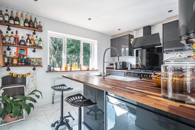 4 bed Detached for sale Image 5