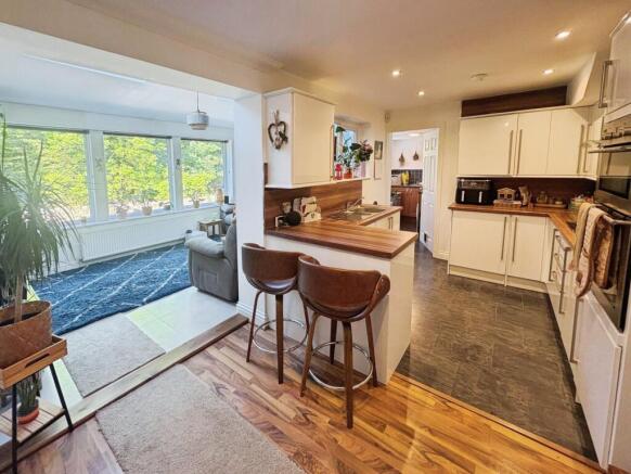 4 bed Semi-Detached for sale Image 6