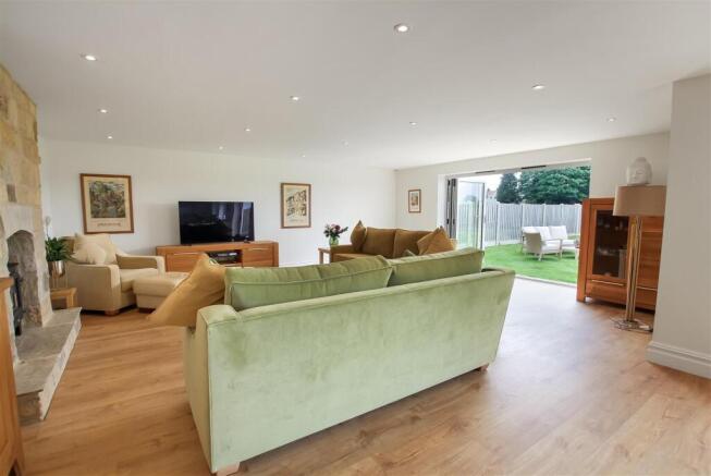 4 bed Detached for sale Image 9