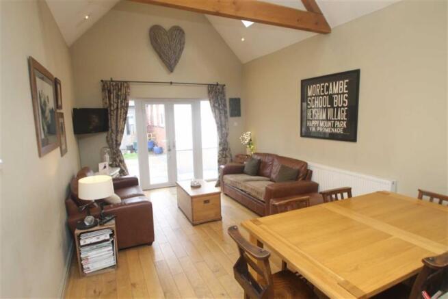 SITTING/DINING AREA