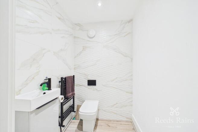 5 bed Detached for sale Image 8