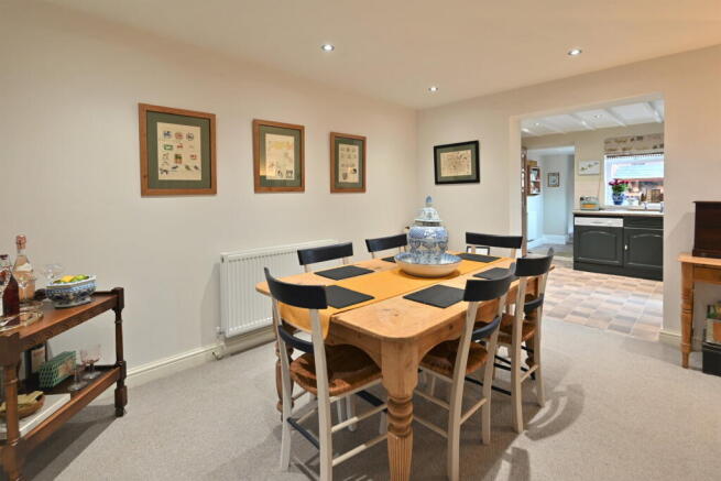2 bed Terraced to rent Image 7