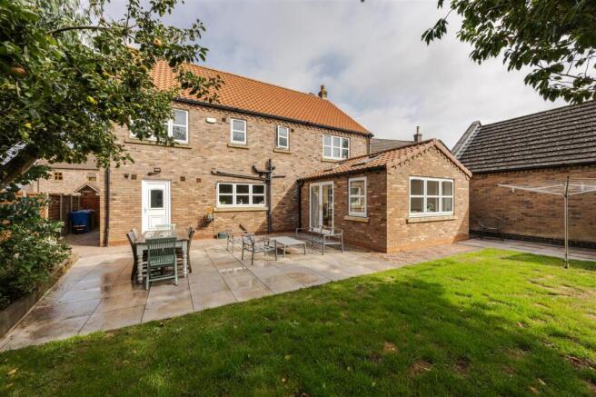 House in Scotter - More