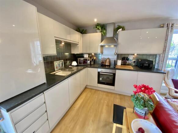2 bed House for sale Image 5