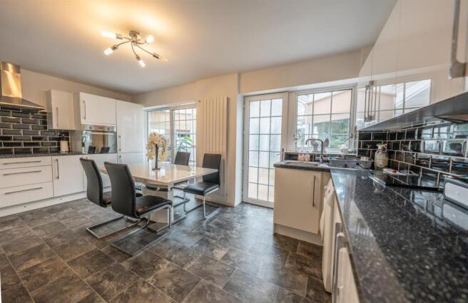 KITCHEN / DINING AREA