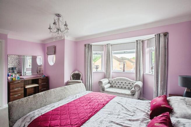 4 bed Detached for sale Image 11