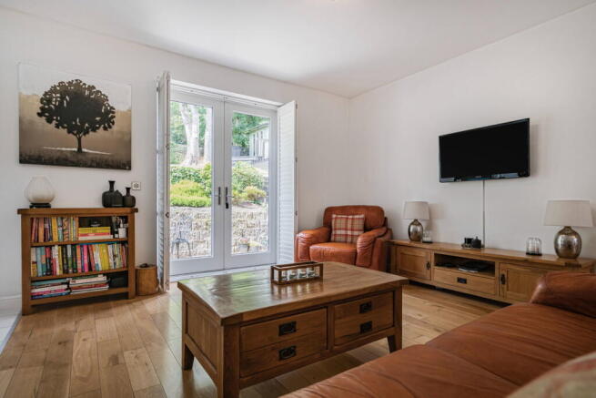 5 bed Detached for sale Image 9