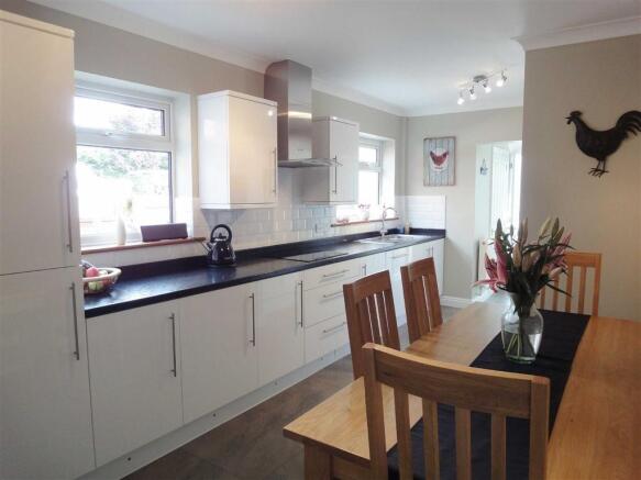 KITCHEN/DINING ROOM: