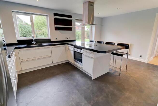 KITCHEN/BREAKFAST ROOM