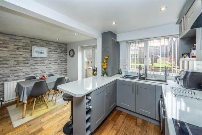 4 bed Town House for sale Image 7