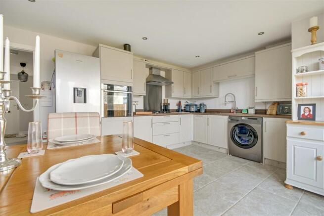 KITCHEN / DINER