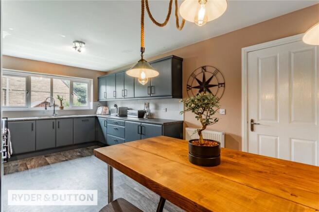 5 bed Detached for sale Image 7