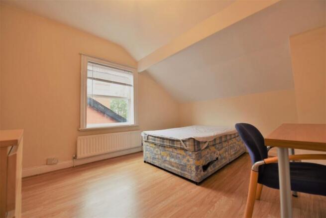 7 bed House to rent Image 7