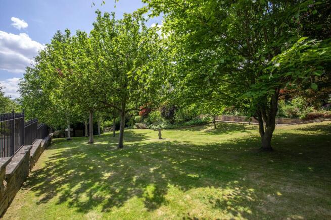 5 bed Detached for sale Image 12