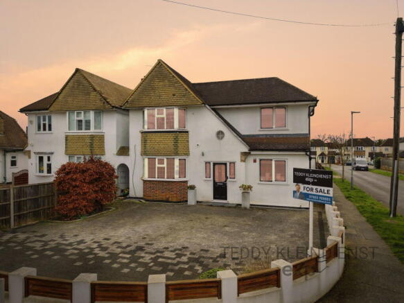 5 Bedroom Detached House For Sale In Hollington Crescent New Malden 5 Bedroom Detached House For Sale In Hollington Crescent New Malden