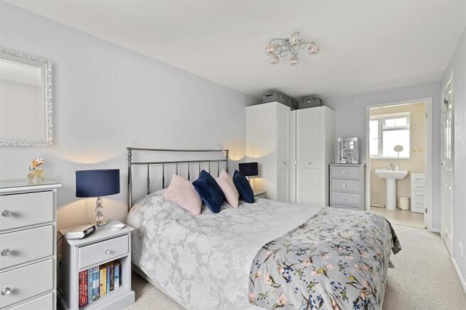 4 bed House for sale Image 12