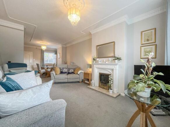 LIVING ROOM/DINER