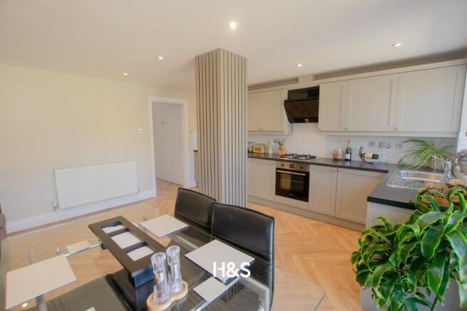 8 Arundel - Kitchen2.jpg