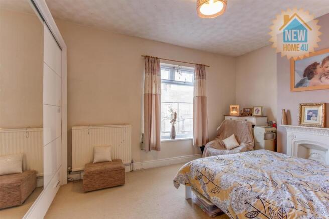 MASTER BEDROOM: