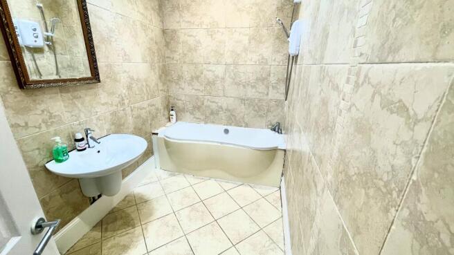 4 bed Semi-Detached to rent Image 9