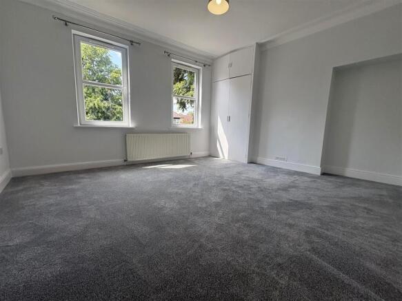 4 bed Terraced to rent Image 5