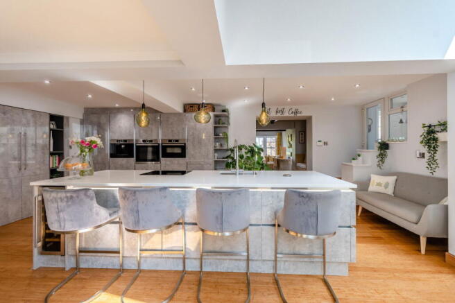 5 bed Detached for sale Image 10