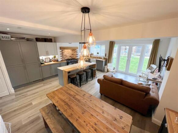 OPEN PLAN LIVING/ DINING/ KITCHEN