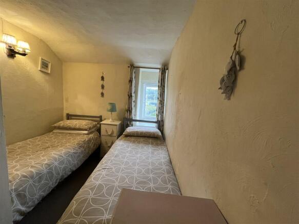 Twin bedroom.jpg