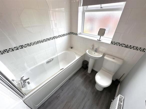 Modern Family Bathroom 095