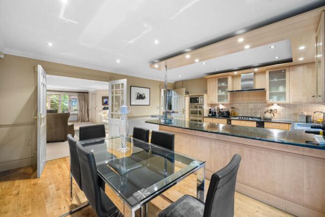 4 bed House for sale Image 12