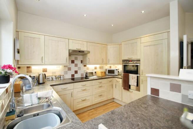 Knighton Close, Woodford Green, IG8 photo 4
