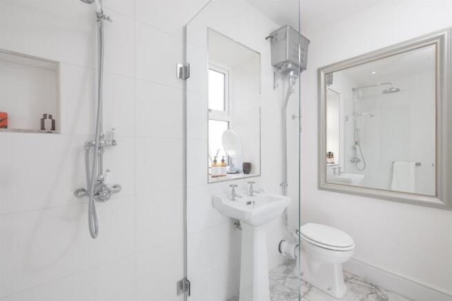 5 bed House for sale Image 12