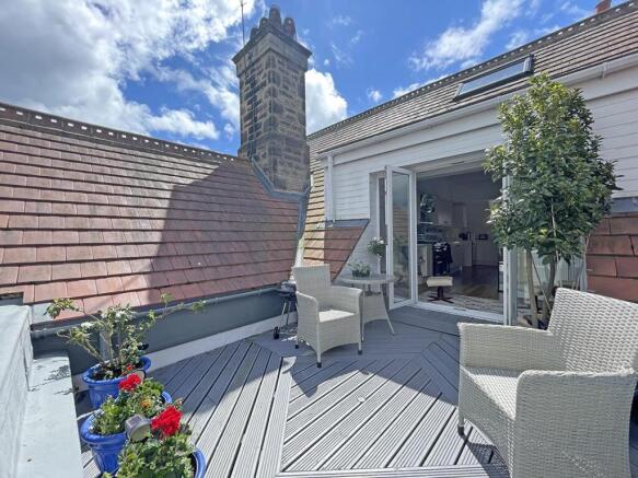 2 bed Penthouse to rent Image 5