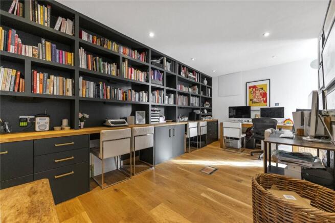 9 bed Detached for sale Image 10