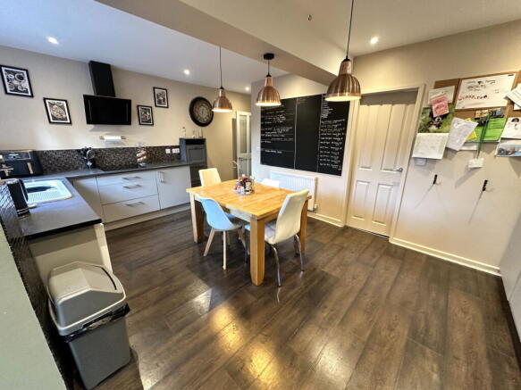 5 bed Semi-Detached for sale Image 8