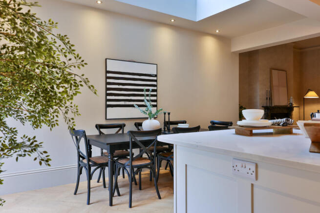 5 bed Town House for sale Image 7