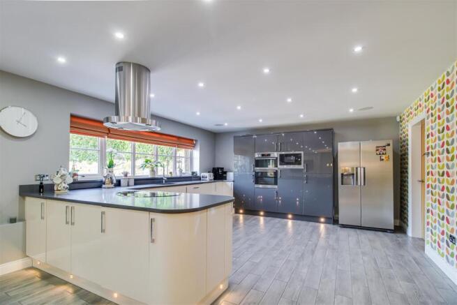 5 bed Detached for sale Image 4