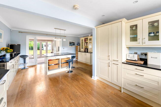 4 bed Detached for sale Image 11